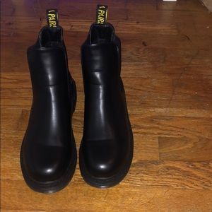 SOLD - Dream Pair Chelsea Boots!